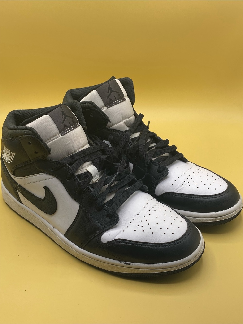 Nike Air Jordan 1 Mid "Panda"